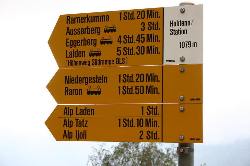 Signpost at Hohten station