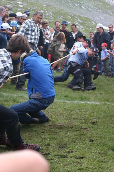 There always seem to be a lot of the shepherds take part in the annual tug-of-war between Bern and Wallis