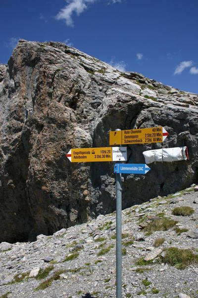 Signpost at Chindbettipass