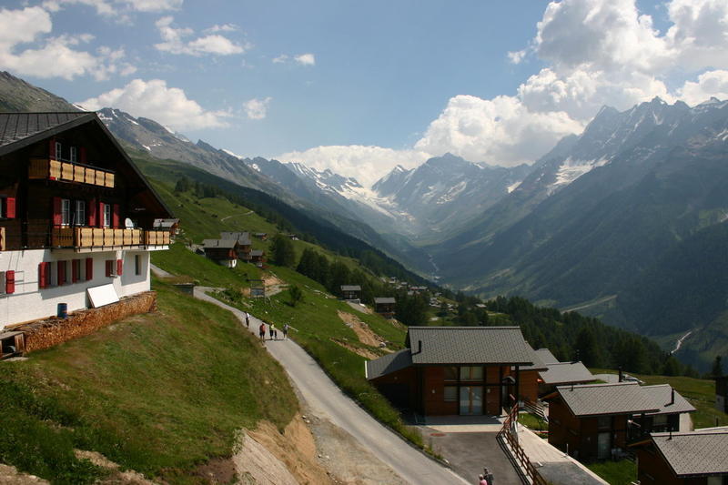 The view up the Lötschental Höhenweg from above the Lauchneralp cable car