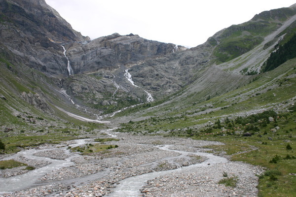 Approaching the moraine along the side of the Kander - the moraine is on the right