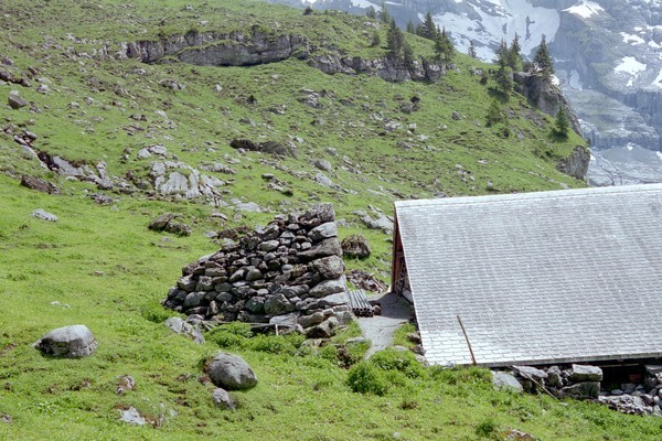 The farmhouse at Ober Bärgli is built to protect it against avalanche