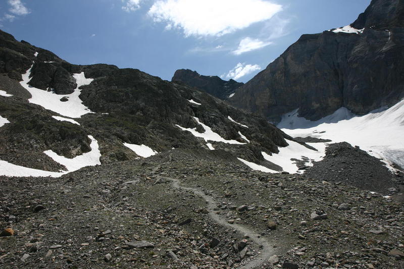 The path back up to the Lötschenpasshütte