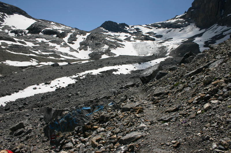 There is an alpine route across the glacier to the Lammernhütte from the corner of Tällisee
