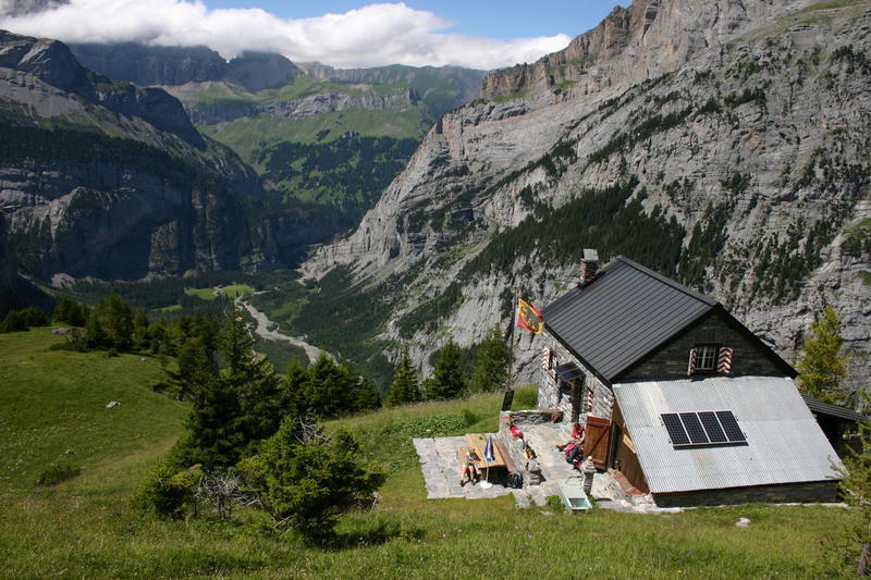 After a steep and sometimes rocky climb, it is amazingly green on the meadow around the Balmhornhütte