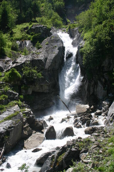 The waterfall beside the path to Berghaus Gfellalp