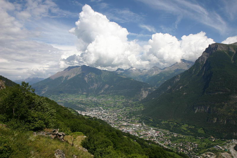 The view down into Brig and across to the Simplon Pass from the Höhenweg Südrampe